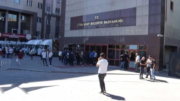 'Size İş Yaptırmayız' Tehdidi! Erdal Beşikçioğlu Rüşvet Vermeyen Vatandaşı Canından Bezdirdi